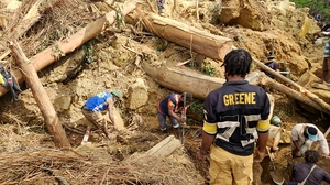 In der betroffenen Ortschaft graben Helfer teils mit bloßen Händen nach Verschütteten