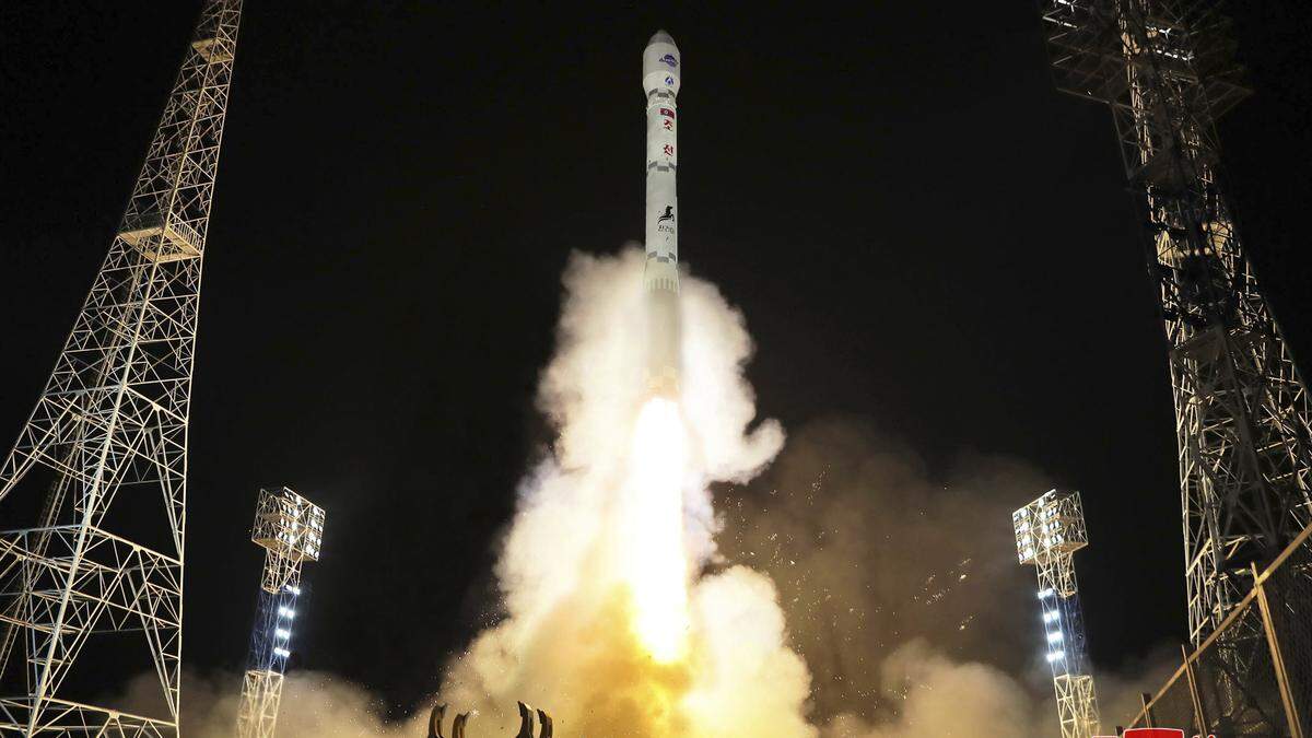 Der Generalstab in Seoul bestätigte am Mittwoch den Eintritt des nordkoreanischen Satelliten in die Erdumlaufbahn. Bisher könne aber noch nicht festgestellt werden, ob der Satellit funktioniert, hieß es
