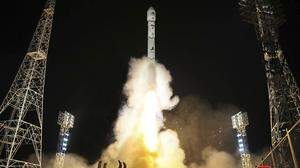 Der Generalstab in Seoul bestätigte am Mittwoch den Eintritt des nordkoreanischen Satelliten in die Erdumlaufbahn. Bisher könne aber noch nicht festgestellt werden, ob der Satellit funktioniert, hieß es
