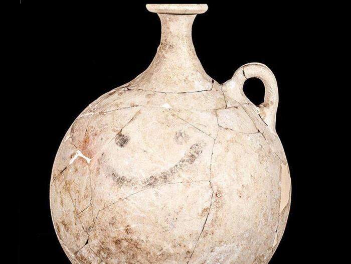 Der Archäologe Nicolo Marchetti fand 2017 im türkischen Karkamis einen 4000 Jahre alten Tonkrug mit einem Smiley darauf