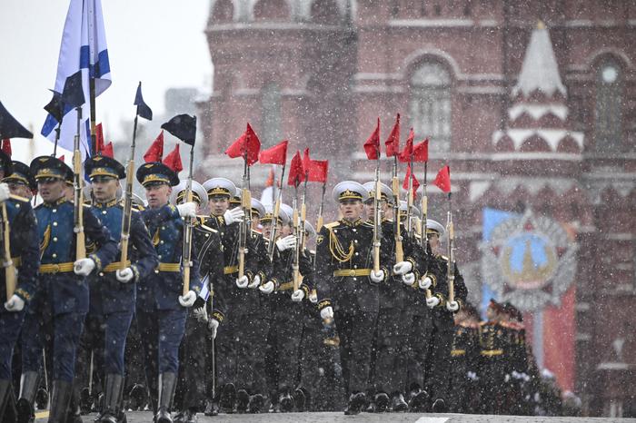 Laut russischen Nachrichtenagenturen nahmen 9000 Soldaten an der Parade teil