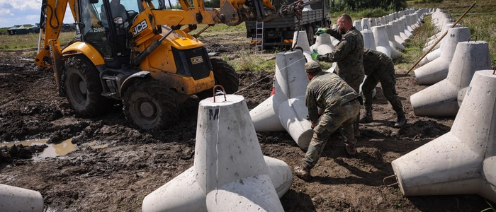 Deutsche Soldaten installieren an der polnischen Grenze zu Kaliningrad Panzersperren