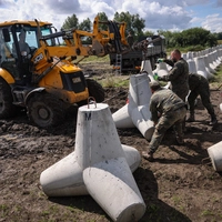 Deutsche Soldaten installieren an der polnischen Grenze zu Kaliningrad Panzersperren
