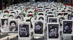 Bei einer Protestaktion in Frankreich werden Fotos jener Menschen gezeigt, die das Regime in Teheran zuletzt hingerichtet hat