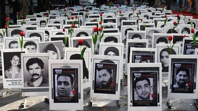 Bei einer Protestaktion in Frankreich werden Fotos jener Menschen gezeigt, die das Regime in Teheran zuletzt hingerichtet hat