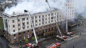 In Dnipro steht ein Gebäude nach einem russischen Angriff in Flammen