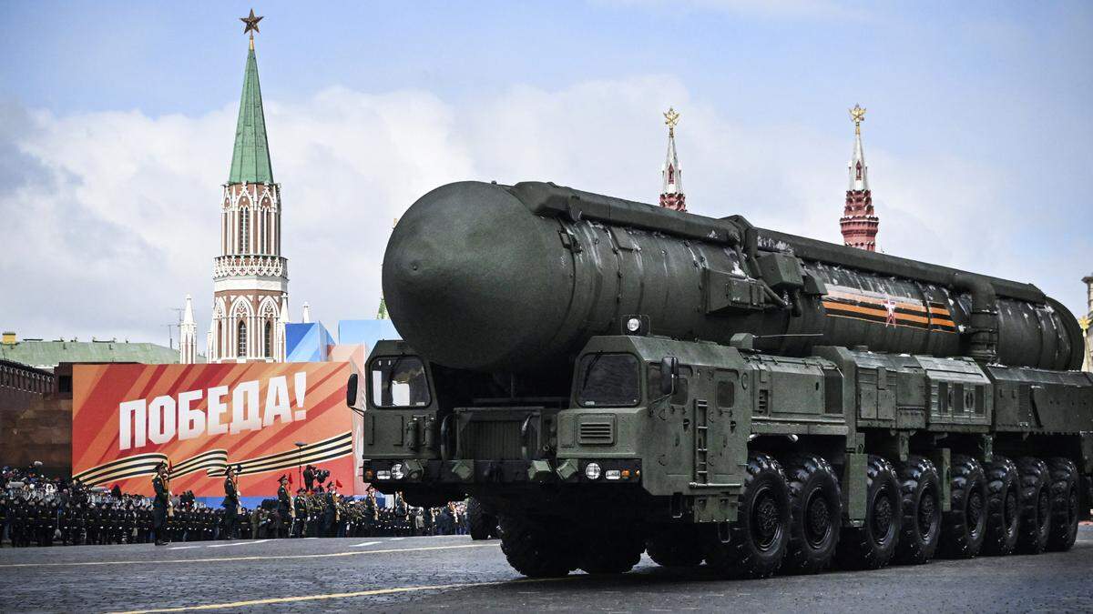 Eine mit Atomsprengköpfen bestückbare Interkontinentalrakete wird bei der Siegesparade auf dem Roten Platz präsentiert. Die Zurschaustellung des Nuklear-Arsenals gehört zum fixen Bestandteil russischer Abschreckungspolitik