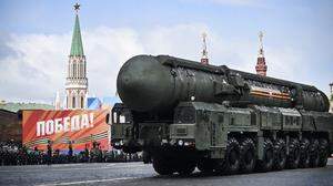 Eine mit Atomsprengköpfen bestückbare Interkontinentalrakete wird bei der Siegesparade auf dem Roten Platz präsentiert. Die Zurschaustellung des Nuklear-Arsenals gehört zum fixen Bestandteil russischer Abschreckungspolitik