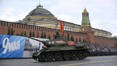  Der Museumspanzer des Typs T-34 war der einzige Panzer bei der Parade. Das Modell war das Rückgrat der roten Armee im Zweiten Weltkrieg und kam unter anderem beim Sturm auf Berlin zum Einsatz.
