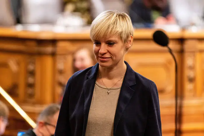 Die ehemalige Hamburger AfD-Politikerin Olga Petersen und drei andere Parteikollegen reisten als „Wahlbeobachter“ nach Russland. Peterson lobte die Wahlen als „offen, demokratisch und frei“. Später wurde sie von der AfD Hamburg ausgeschlossen und zog nach Russland.