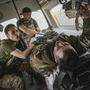Ukrainische Sanitäter evakuieren einen verwundeten Soldaten