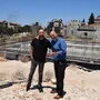 Waseem Elhag und Shai Doron vor der Baustelle