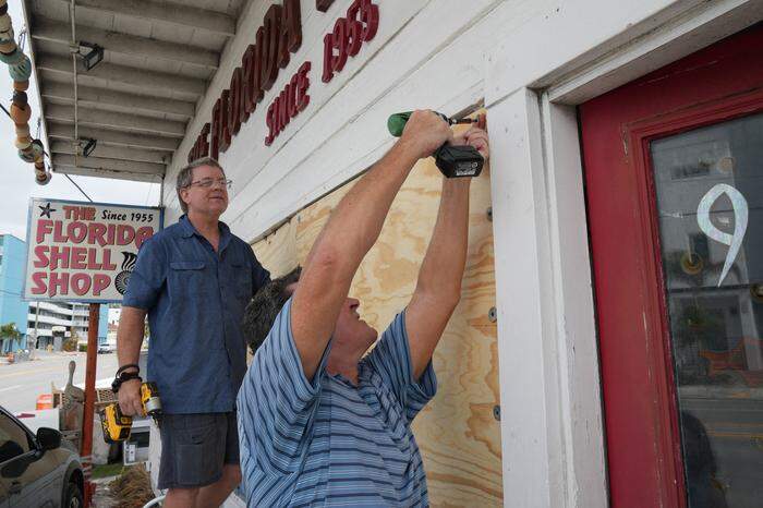 Für ganz Florida wurde der Notstand verhängt. Viele Menschen vernageln ihre Fenster mit dicken Brettern