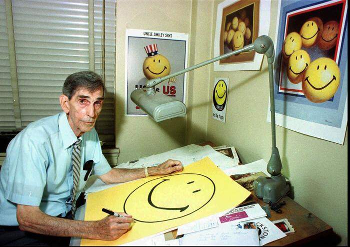 Harvey R. Ball, Erfinder des modernen Smileys, in seinem Büro in Worcester, Massachusetts.