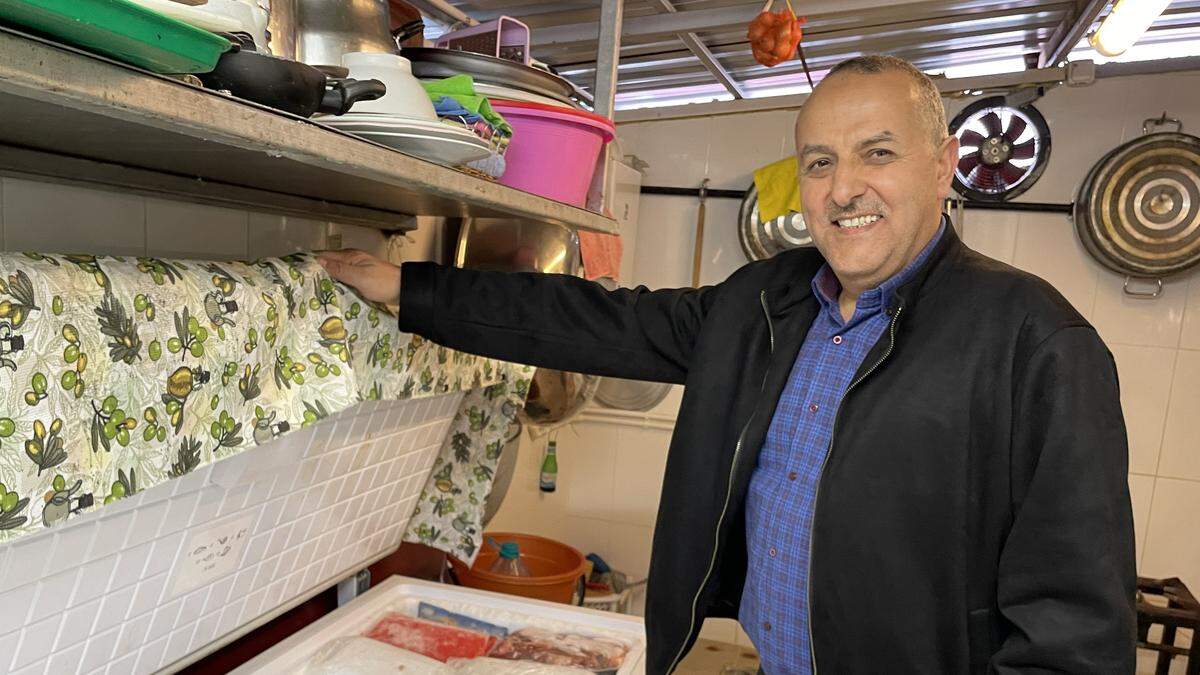 Imam Osman zeigt in seiner Küche die Fleischvorräte für die Armenspeisung 