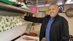 Imam Osman zeigt in seiner Küche die Fleischvorräte für die Armenspeisung 