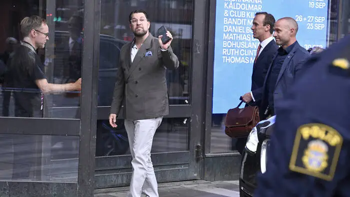 Åkesson denkt in langen Zeithorizonten. Seit zwei Jahrzehnten führt er die Schwedendemokraten. Das Amt des Premiers strebt er 2030 oder später an. Und auf dem Weg dorthin kommt er voran. Peu à peu.