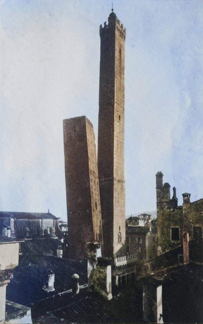 Die beiden Türme AsinellI and Garisenda im Jahr 1870. Geneigt ist der Turm seit hunderten Jahren