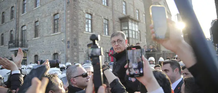 Tugay, ein 59-jähriger früherer Schönheitschirurg, pries nach seinem Beitritt zur AKP die politische Leistung Erdogans und der Regierungspartei. 
