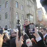 Tugay, ein 59-jähriger früherer Schönheitschirurg, pries nach seinem Beitritt zur AKP die politische Leistung Erdogans und der Regierungspartei. 