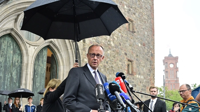 Vor der Marienkirche in Berlin stellt sich Merz nach dem Anschlag den Fragen der Journalisten  