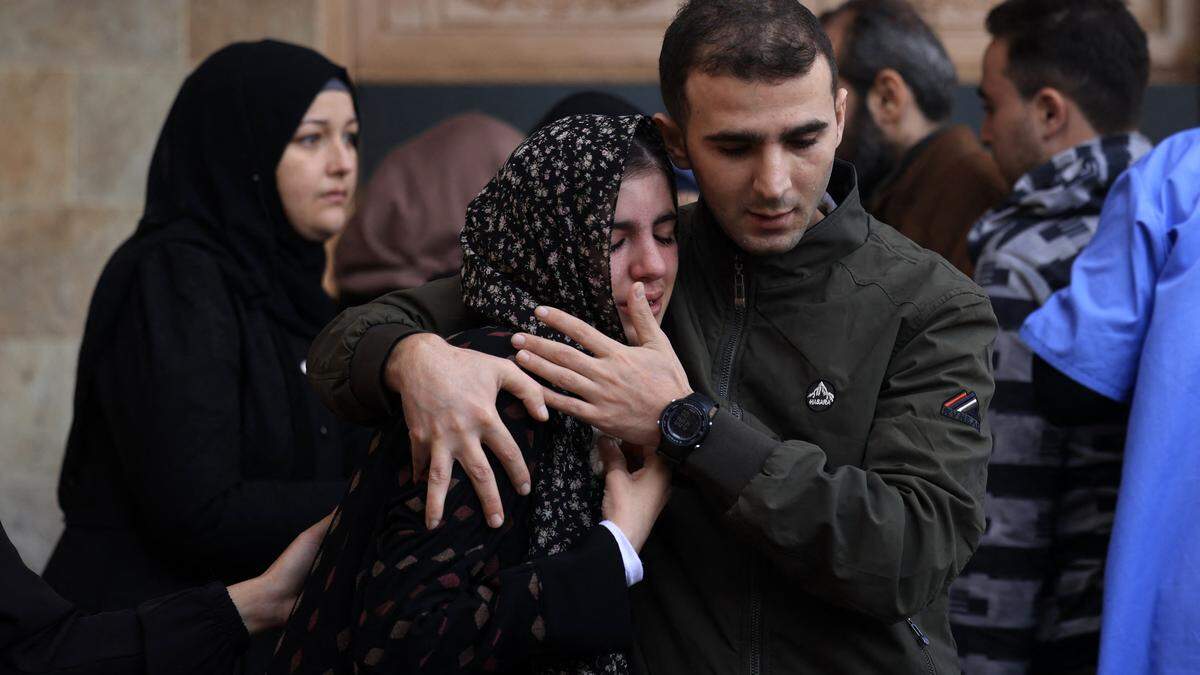 In der Leichenhalle des Nasser-Krankenhauses trauern die Menschen um ihre toten Angehörigen