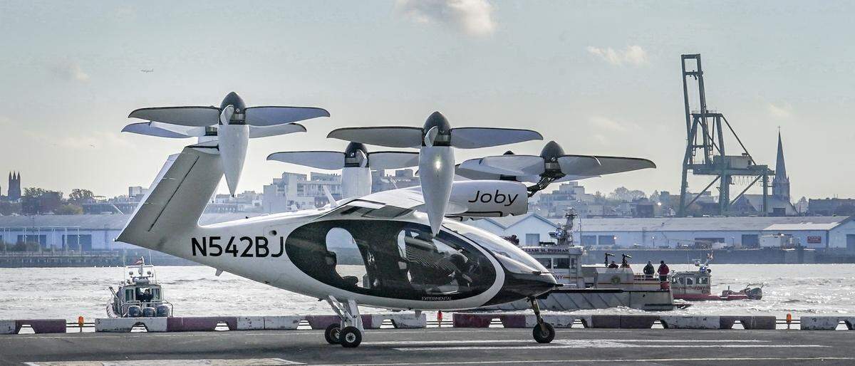 
Das  Joby eVTOL parkt auf dem Heliport an der Südspitze Manhattans. Der Volocopter mit seinen 18 Rotoren ist gerade im Anflug