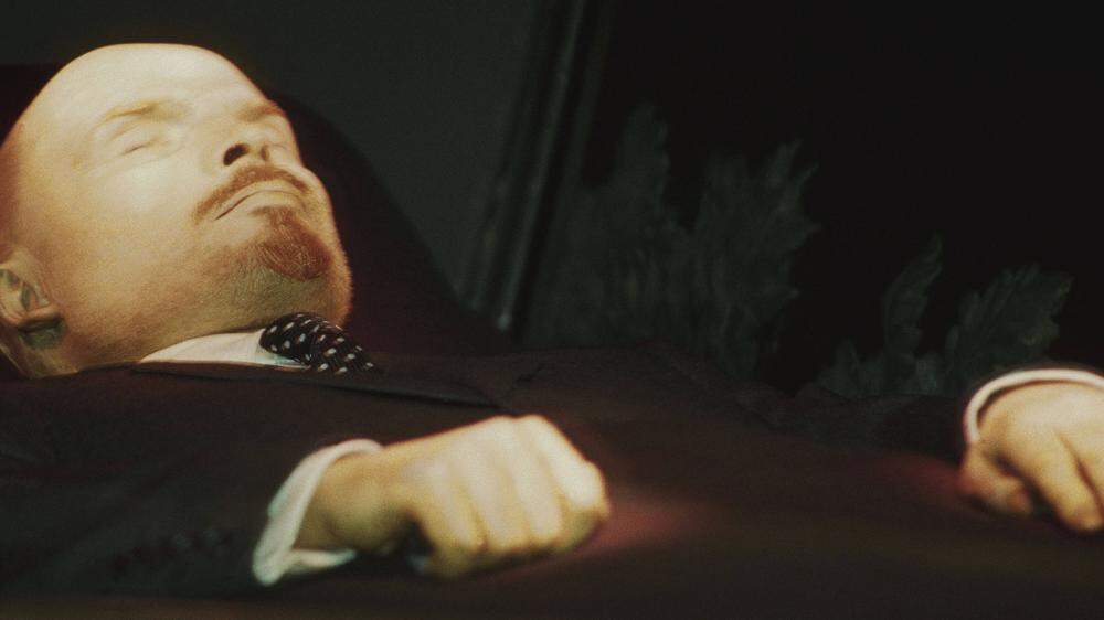 Lenins Leiche liegt einbalsamiert in seinem Mausoleum. Für viele Moskau-Touristen ist der Besuch ein fixer Programmpunkt