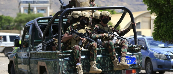 Soldaten der Houthis patrouillieren in der jemenitischen Hauptstadt Sanaa