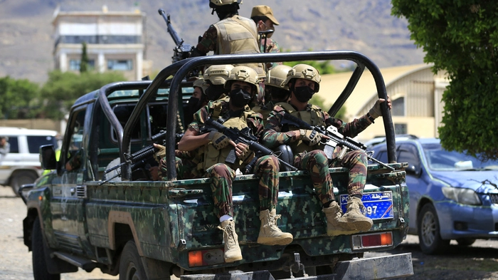 Soldaten der Houthis patrouillieren in der jemenitischen Hauptstadt Sanaa