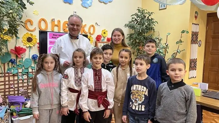 In Drohobytsch bekommen Kinder Nachmittagsunterricht in Englisch und sie lernen, mit Computern zu arbeiten. Andreas Knapp (Generalsekretär für Internationale Programme der Caritas Österreich) besuchte die Schule. 