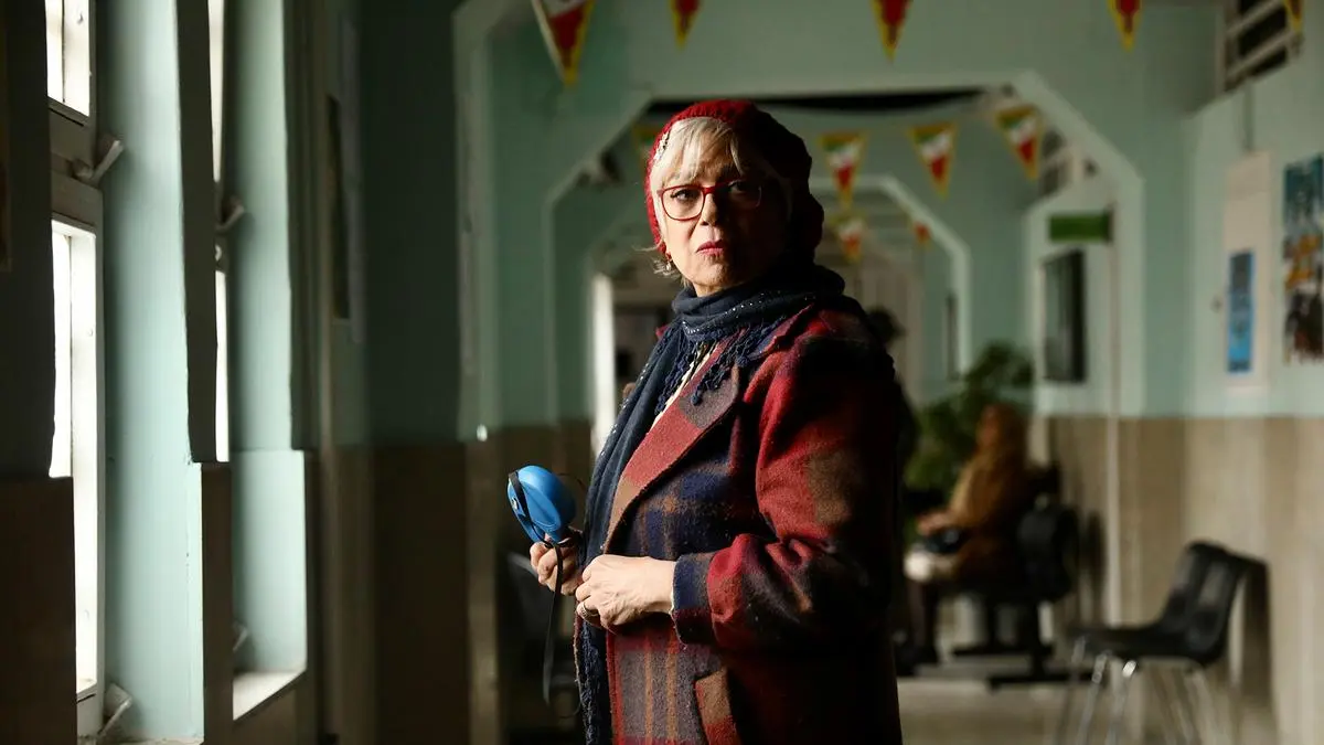 Die ältere Dame ist auf der Suche nach ihrem Hund „Minou“