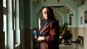 Die ältere Dame ist auf der Suche nach ihrem Hund „Minou“