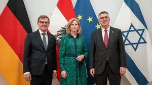 ABD0046_20250710 - WIEN - STERREICH: vlnr.: Der deutsche Au§enminister Johann Wadephul, Au§enministerin Beate Meinl-Reisinger und Au§enminister von Israel Gideon Saar am Donnerstag, 10. Juli 2025, whrend der Begr§ung im Au§enministerium in Wien anl. Gesprche zur aktuellen Lage im Nahen Osten. - FOTO: APA/GEORG HOCHMUTH