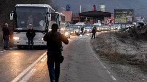 Unablässig rollten am Wahltag Busse mit bosnischem oder kosovarischem Kennzeichen über die Grenze nach Serbien. Vor allem bei der Entscheidung um das Belgrader Rathaus sollen die Importwähler kräftig mitgeholfen haben