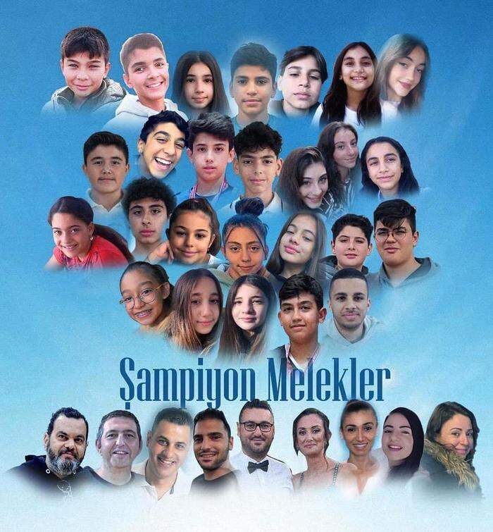  Die Gesichter der 26 getöteten Kinder kennt in Nordzypern jeder, sie lächeln als „Team der Engel“ aus den Medien und von Plakaten