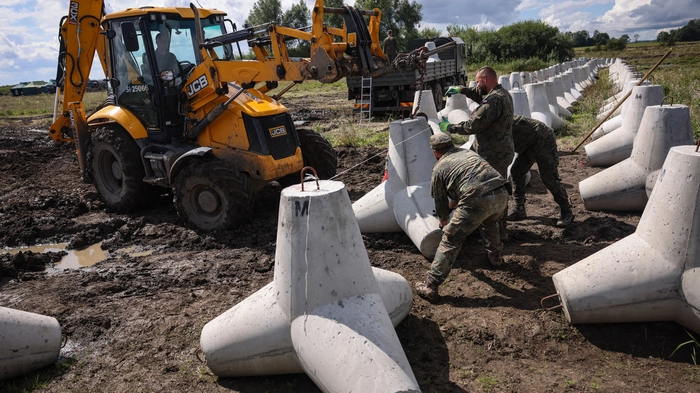 Deutsche Soldaten installieren an der polnischen Grenze zu Kaliningrad Panzersperren