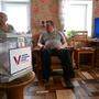 Und Putin sieht zu: Ein russisches Paar bei der vorzeitigen Stimmabgabe in den eigenen vier Wänden