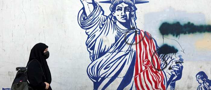 Alte Feinde: Eine verschleierte Frau geht an einem Anti-USA-Graffiti vor der ehemaligen US-Botschaft in Teheran vorbei