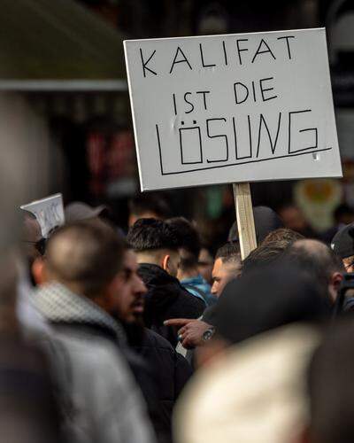 Vor zwei Wochen wurden Plakate mit dem Slogan „Kalifat ist die Lösung“ durch Hamburg getragen. Diesmal war das verboten