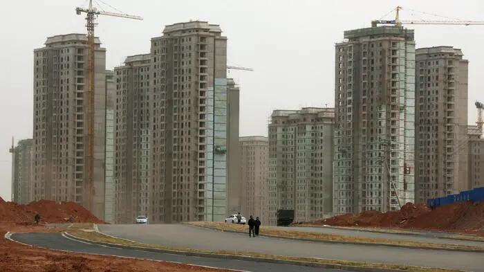 China kämpft schon seit Jahren mit einem massiven Geburtenrückgang. In Ordos Kangbashi wurden Hochhäuser gebaut, in die vermutlich nie jemand einziehen wird