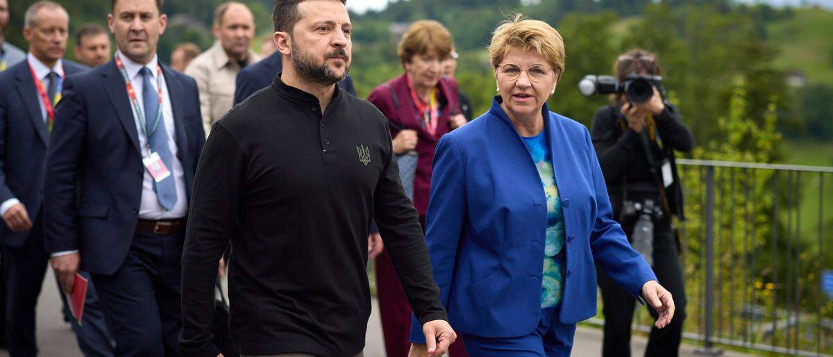 Der ukrainische Präsident Wolodymyr Selenskyj und die Schweizer Viola Amherd beim Ukraine-Friedensgipfel im Luxus-Resort Buergenstock am Vierwaldstaetter See. 