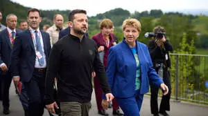 Der ukrainische Präsident Wolodymyr Selenskyj und die Schweizer Viola Amherd beim Ukraine-Friedensgipfel im Luxus-Resort Buergenstock am Vierwaldstaetter See. 