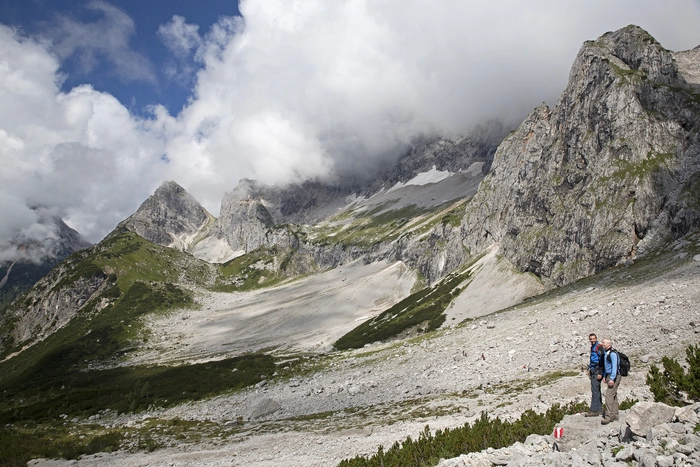 Durchs Tor am Fuße der Dachsteinsüdwand