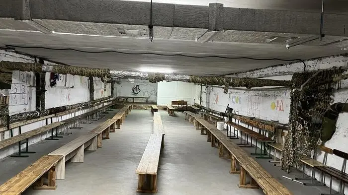 Etwa 1000 Kinder werden im Falle eines Luftalarms in Chmelnizkyj in mehreren Räumen wie diesen in Sicherheit gebracht. Auch wenn die Kinder die Prozedur schon gut kennen, ist jeder Alarm eine große Belastung. 