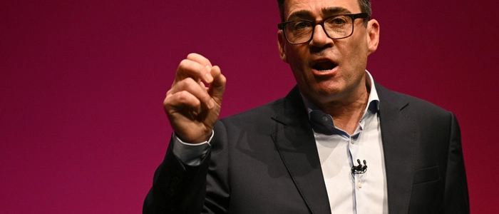 Andy Burnham beschwört in Liverpool die Abkehr vom „Weiter so“. Sein Ziel sei es, eine neue Politik aufzubauen.