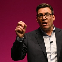 Andy Burnham beschwört in Liverpool die Abkehr vom „Weiter so“. Sein Ziel sei es, eine neue Politik aufzubauen.