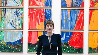 Claire Tabouret  | Für Claire Tabouret war der Quasi-Blick hinter die Kulissen wichtig. Im Grand Palais konnten die Pariser Modelle der neuen Fenster von Notre-Dame bestaunen 