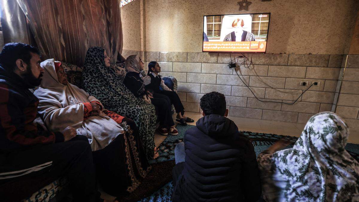 Eine Familie im Gaza-Streifen verfolgt die Live-Übertragung zur Entscheidung des Internationalen Gerichtshofs