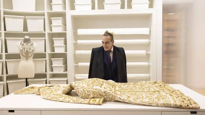 John Galliano mit einem seiner opulenten Entwürfe
